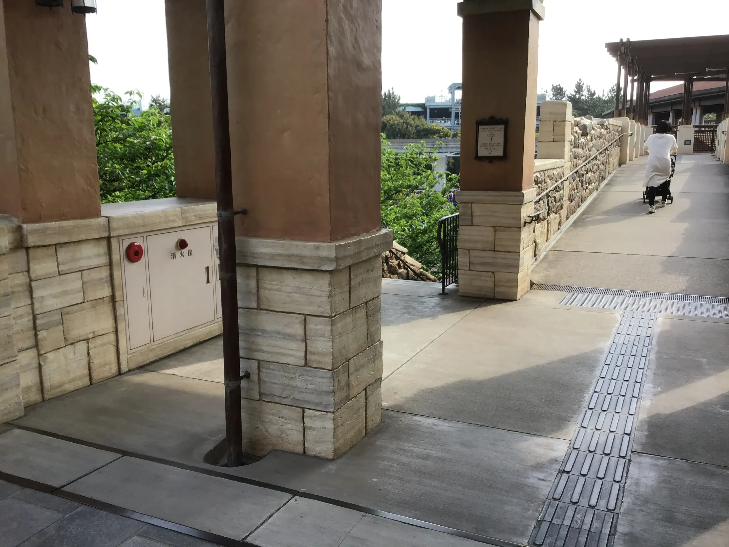 ディズニーシーのハッピーエントリー専用エントランスに向かう通路