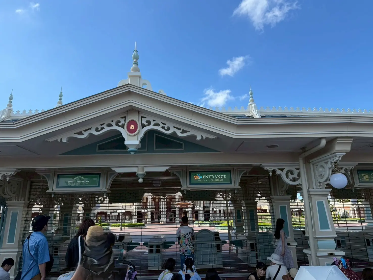 ディズニーランドのハッピーエントリー専用ゲートに並ぶゲスト